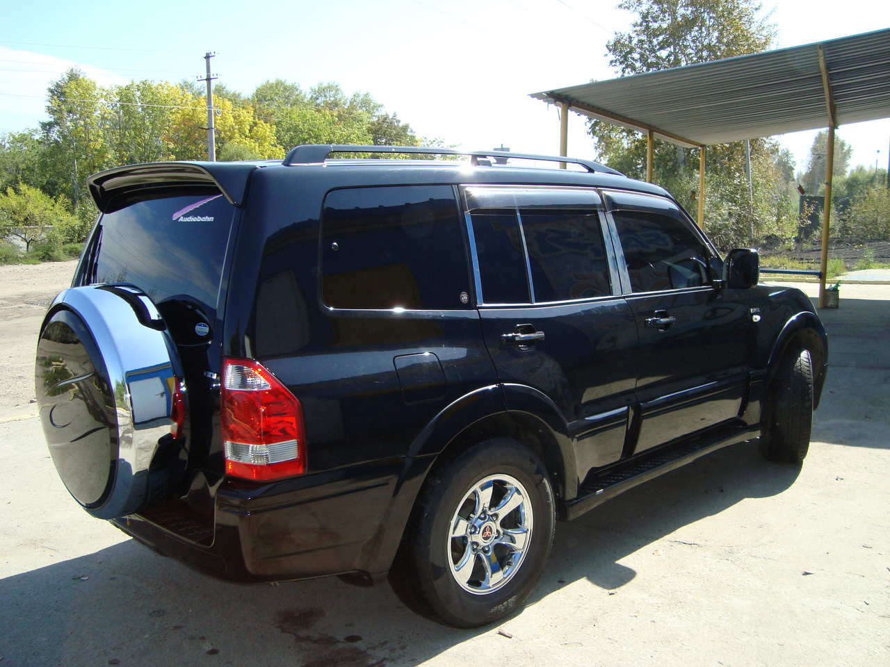 2005 Mitsubishi Pajero  specs Engine size 3 5 Fuel type 