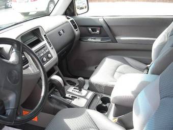 2005 Mitsubishi Pajero Images