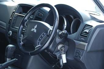 2007 Mitsubishi Pajero Photos