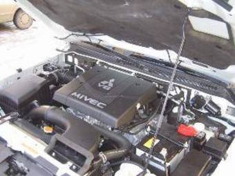2007 Mitsubishi Pajero Images