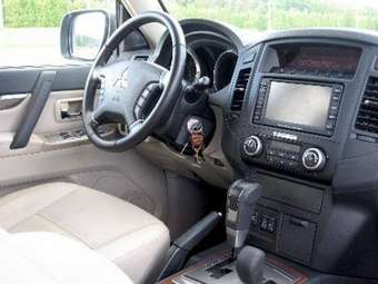 2008 Mitsubishi Pajero Photos