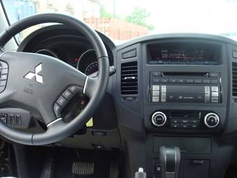 2008 Mitsubishi Pajero Photos