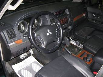 2008 Mitsubishi Pajero Images