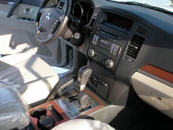 2009 Mitsubishi Pajero Photos