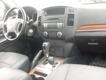 2009 Mitsubishi Pajero Photos