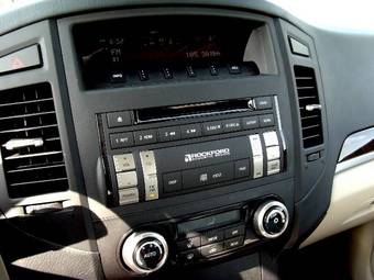 2009 Mitsubishi Pajero Pictures