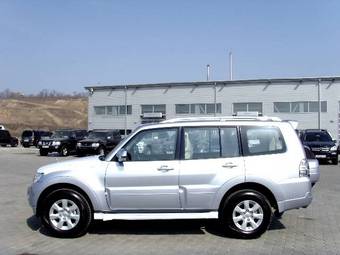 2009 Mitsubishi Pajero Images