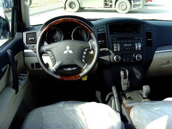 2009 Mitsubishi Pajero Pictures