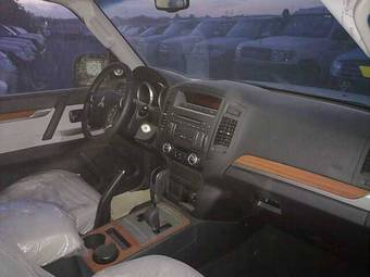 2009 Mitsubishi Pajero Images