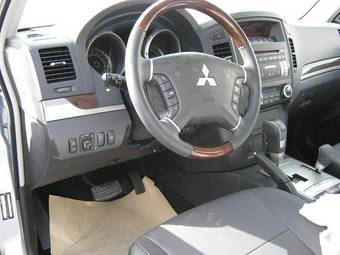 2009 Mitsubishi Pajero Pictures