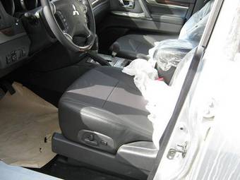2009 Mitsubishi Pajero Photos