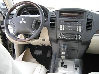 2009 Mitsubishi Pajero Photos