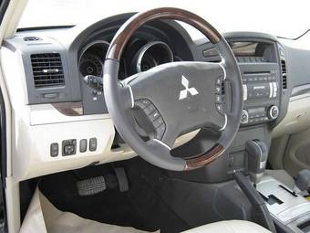 2009 Mitsubishi Pajero Pics