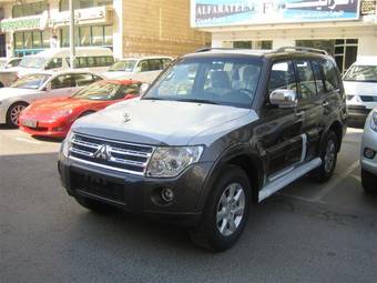 2010 Mitsubishi Pajero Photos