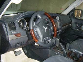 2010 Mitsubishi Pajero Images