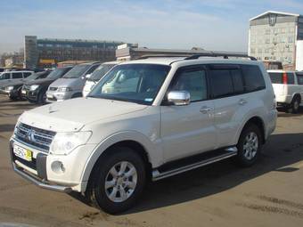 2010 Mitsubishi Pajero Photos