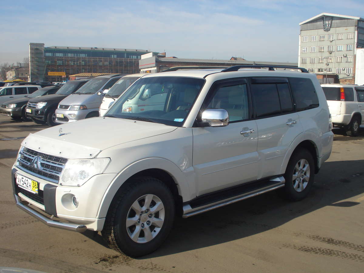 2010 Mitsubishi Pajero  specs Engine size 3 5 Fuel type 