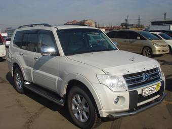 2010 Mitsubishi Pajero Photos