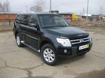 2010 Mitsubishi Pajero Photos