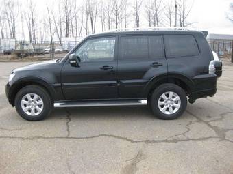 2010 Mitsubishi Pajero Photos