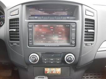 2010 Mitsubishi Pajero Images