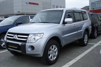 2010 Mitsubishi Pajero Photos