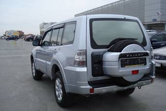 2010 Mitsubishi Pajero Photos