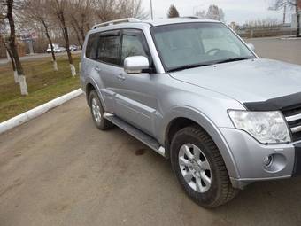 2010 Mitsubishi Pajero Photos