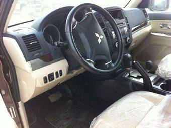 2010 Mitsubishi Pajero Photos