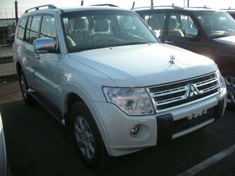 2010 Mitsubishi Pajero Photos