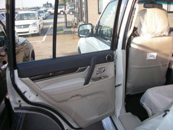 2010 Mitsubishi Pajero Pics