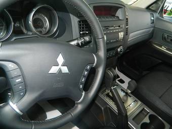 2011 Mitsubishi Pajero Photos