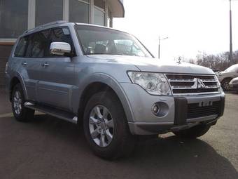 2011 Mitsubishi Pajero Photos
