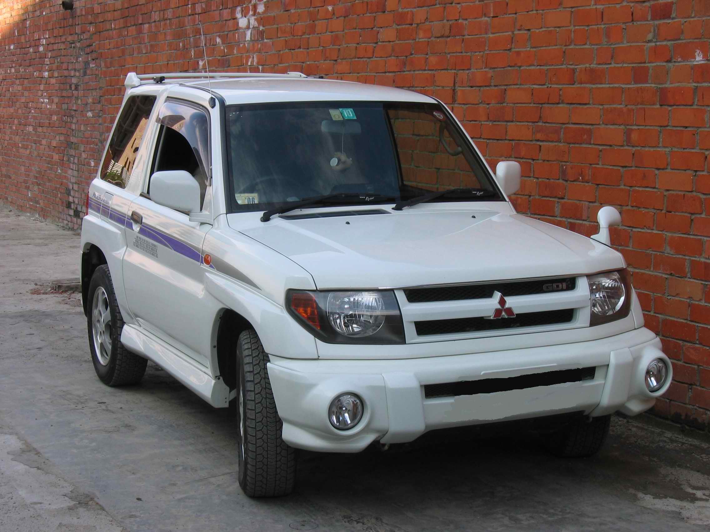 1998 Mitsubishi Pajero iO