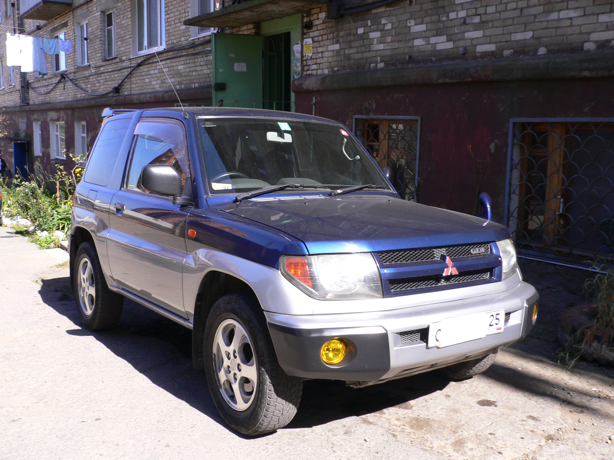 1998 Mitsubishi Pajero iO