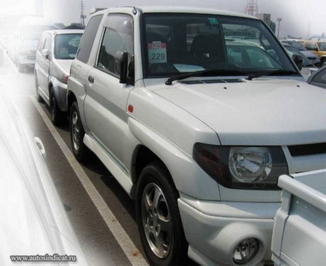 1998 Mitsubishi Pajero iO