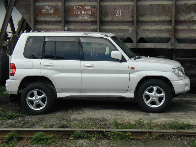 2000 Mitsubishi Pajero iO