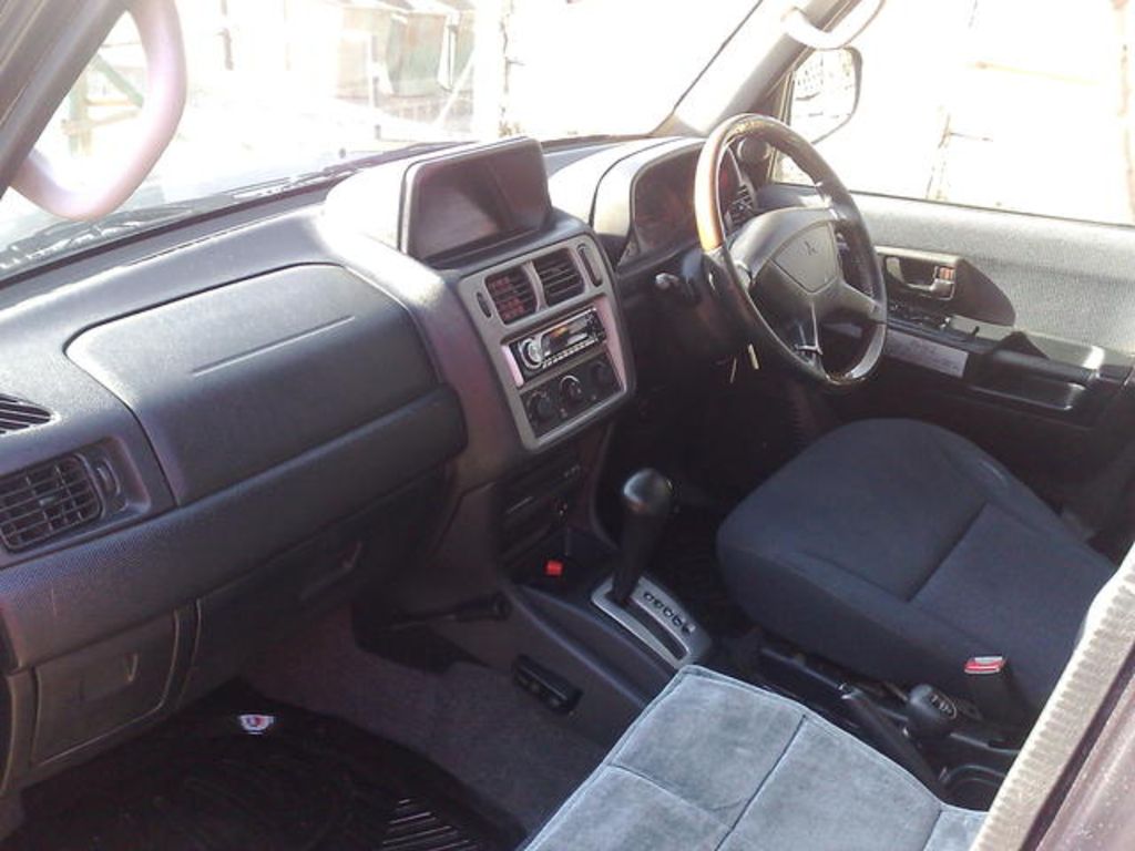 2000 Mitsubishi Pajero iO