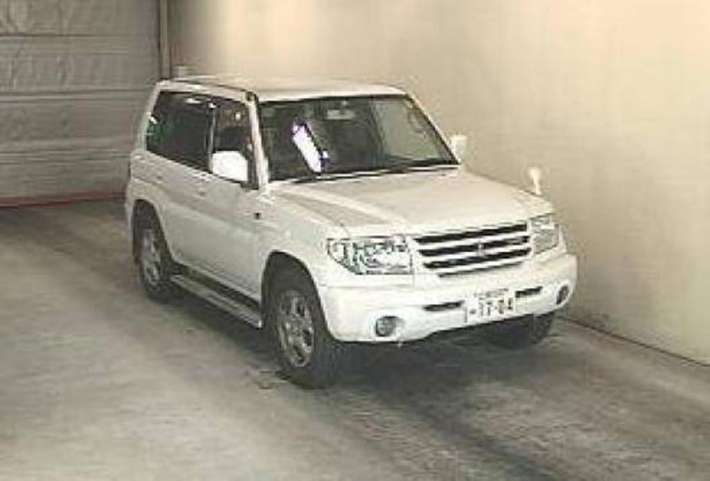 2000 Mitsubishi Pajero iO