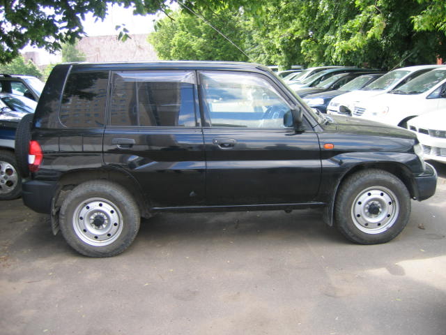 2000 Mitsubishi Pajero iO Pictures