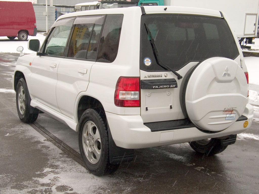 2000 Mitsubishi Pajero iO Images