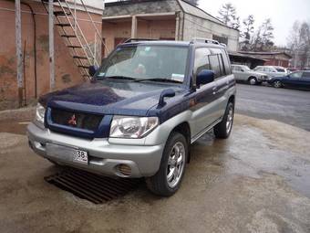 2000 Mitsubishi Pajero iO Photos