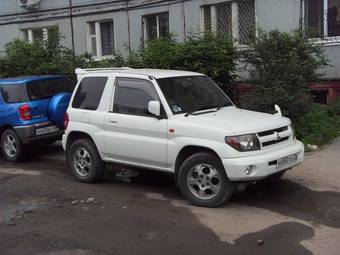 2000 Mitsubishi Pajero iO Photos