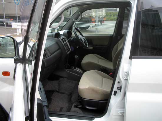 2001 Mitsubishi Pajero iO Photos