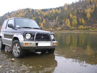 1997 Mitsubishi Pajero Junior Photos