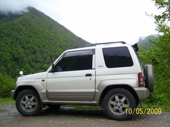 1997 Mitsubishi Pajero Junior Pictures