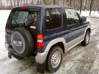 2000 Mitsubishi Pajero Mini Photos