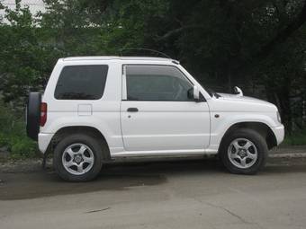 2000 Mitsubishi Pajero Mini Photos