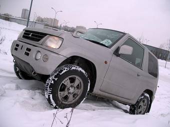 2004 Mitsubishi Pajero Mini Photos