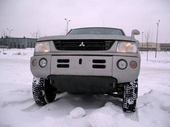 2004 Mitsubishi Pajero Mini Photos